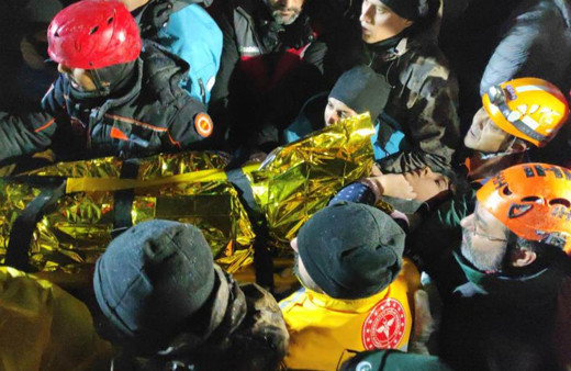 Enkaz altından 19 saat sonra sağ çıkarıldı