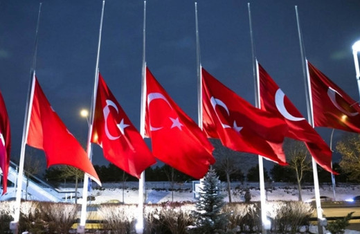 Deprem sonrası milli yas ilan edildi! Türkiye'de bayraklar yarıya indirildi