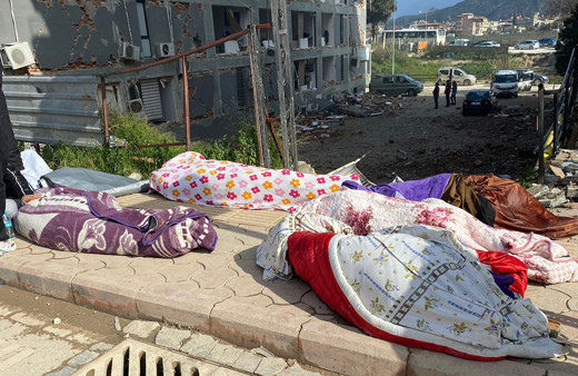 Depremde ölenlerin cenazeleri sokaklarda! Hastaneler, morglar dolup taştı...