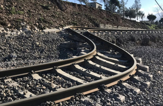 Depremden sonra tren rayları tel gibi büküldü