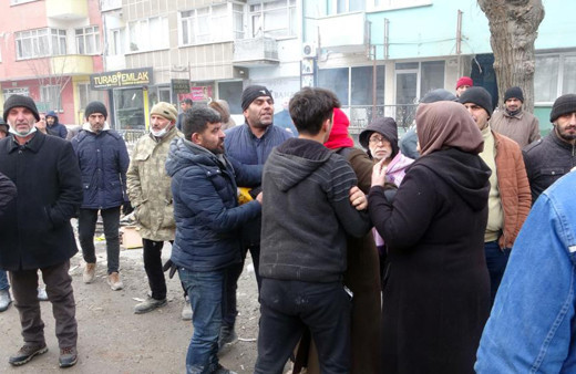 Deprem enkazından yakınının cansız bedeni çıkarıldı! Genç kadın görünce bayıldı