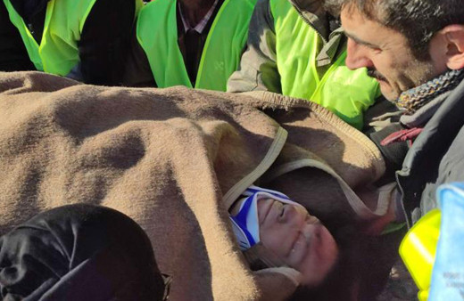 60 yaşındaki kadın 85 saat sonra kurtarıldı! İlk olarak onların durumunu sordu