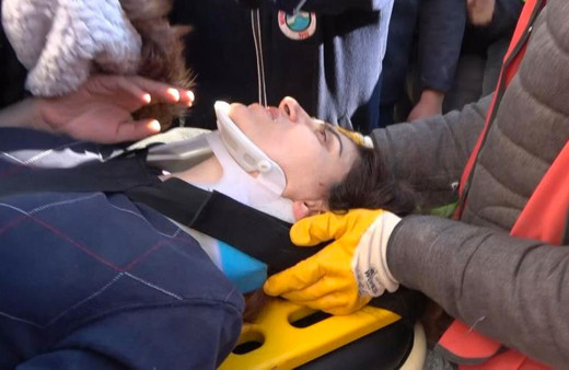 Enkazdan çıkarılan genç kadın ekiplere söz verdi