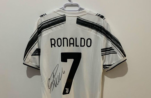 Merih Demiral açık artırmaya çıkardı Ronalda imzalı forma 5 milyon TL satıldı