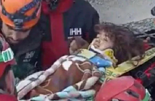 Henüz 6 yaşında! Minik Zübeyde enkaz altında yürekleri dağladı: "Ama kardeşim minik benim ölebilir”