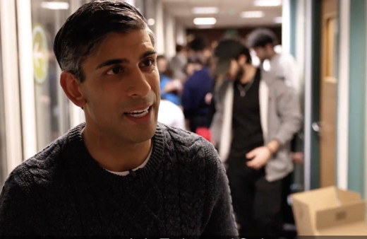 İngiltere Başbakanı Sunak kendi elleriyle yardım kolisi hazırladı!