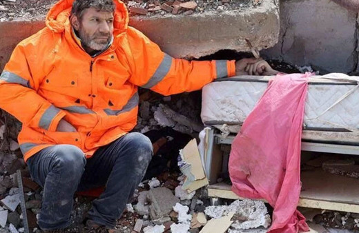 Kızının elini bir an olsun bırakmadı! Dünyanın konuştuğu Murat Hançer kızını toprağa verdi o geceyi anlattı