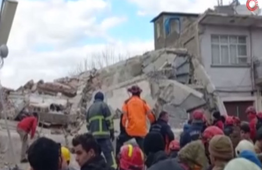 Osmaniye'de büyük panik! Hasar gören bina artçı sarsıntıda çöktü