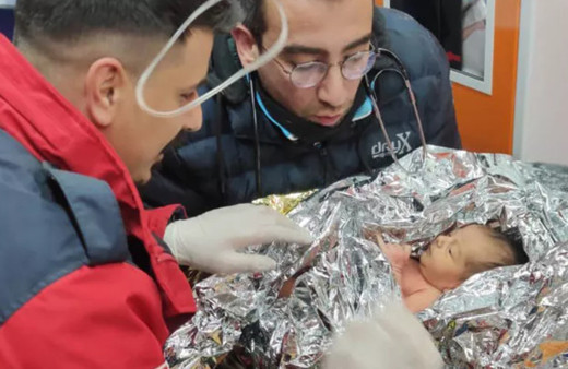 10 günlük Yağız bebeğin mucize kurtuluşu! Yaşama tutundu: 90 saat sonra enkazın altından çıkarıldı!