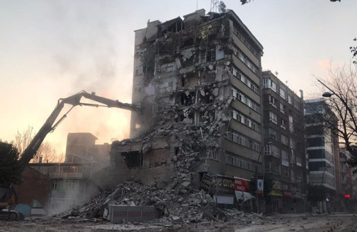 Deprem 7 katlı binayı beşik gibi sallamıştı! Yıkımına başlandı o anlar kamerada