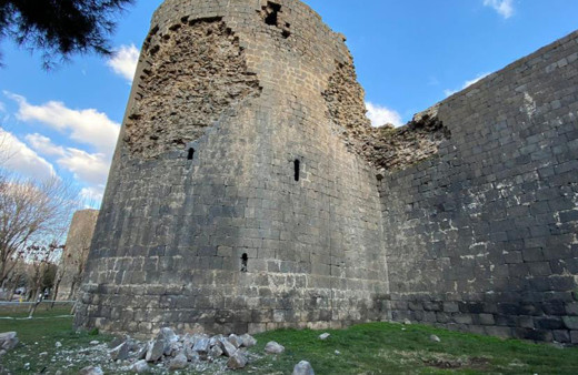 Dünya Kültür Mirası Listesi'nde yer alıyordu! Şiddetli iki deprem 5 bin yıllık Diyarbakır Surları’nı da vurdu