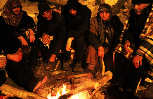 Eksi 9 derecede enkaz bölgesinde ateş başında bekliyorlar!