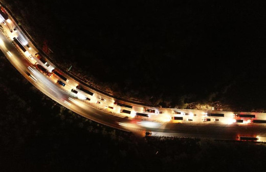 Yardım tırları kilometrelerce kuyruk oluşturdu! Kilometrelerce kuyruk drone ile havadan görüntülendi