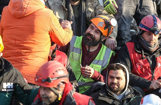 Depremzedeye sarılan gönüllü gözüne pansuman yaptırıp enkaza koştu