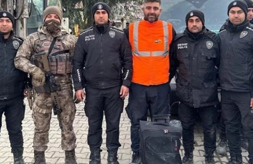 Hatay'da enkazda bulunan çantanın içini görünce hemen polise teslim etti