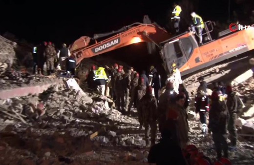 115 saat sonra çifte mucize! 6 yaşındaki Kübra ve 6 aylık hamile annesi sağ olarak kurtarıldı