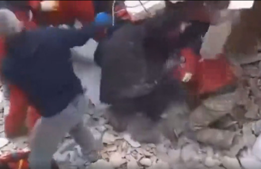 Hatay'da arama kurtarma ekiplerinin üzerine enkaz çöktü! Ekip altında kaldı işte o anlar...