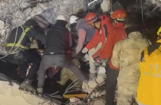 Düğün takılarını depremzedelere bağışladılar