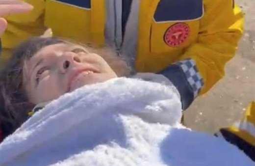 Enkaz altındaki İrem'den sarsan sözler: Annemizin cesedi kokmaya başladı ve düzgün nefes alamıyoruz