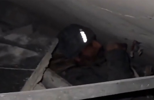 Enkazın 5 metre altında hem güldüren hem düşündüren video! Ahmet abi bakın neye kızdı