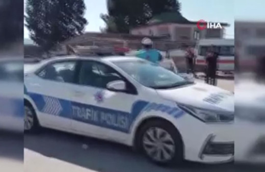 Hasarlı caminin müezzini ezanı polis aracından okudu