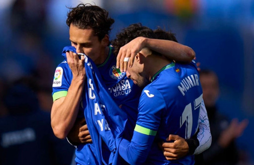 Milli futbolcumuz Enes Ünal golü attı ingilizce yazılı forma açtı