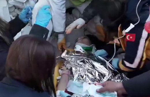 Kepçe operatörü enkazı temizlerken son anda farketti! 202. saatte canlı kurtarıldı