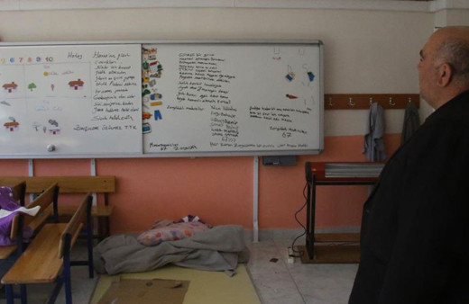 Hatay'da madencilerin konakladıkları sınıfların tahtalarına yazdıkları okuyanları ağlattı