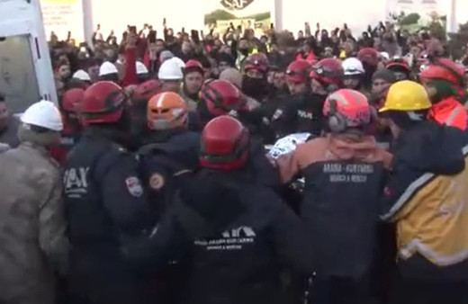 Melisa enkaz altında yürekleri dağladı! "Babama ulaşıp annemin cenazesini söylemem gerek"