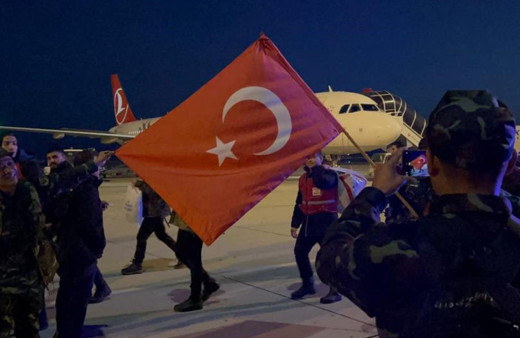 İlk kez yabancı bir ülkeye yardım gönderdiler! Vietnamlı askerler Türk Bayrağı ile Hatay’da