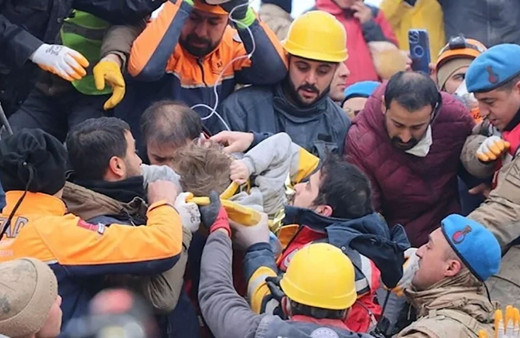 228. saatte Hatay'daki enkazdan anne ve iki çocuğu sağ kurtarıldı!