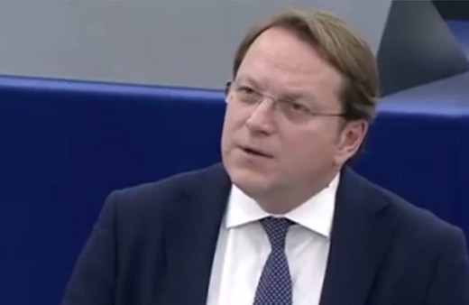 Mikrofonunu kapatmayı unutunca! Milletvekillerine ettiği hakareti herkes duydu...