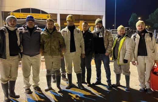 Kazma ve kürekle girilmedik enkaz bırakmadılar! Herkese umut olan o kahramanlar konuştu