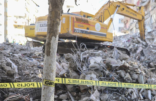 2 müteahhit depremde yaptıkları binanın enkazında kalarak hayatını kaybetti