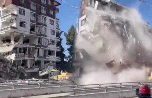 Enkaz çalışmasında korku dolu anlar! Bina iş makinesinin üzerine devrdildi operatör ölümden döndü