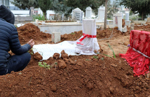 Bu acının tarifi yok! Deprem mezarlığında mezar taşlarına asılanlar yürekleri dağladı