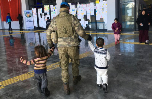 Depremzede iki çocuğu uzman çavuş kurtardı! Görenleri duygulandıran fotoğraf