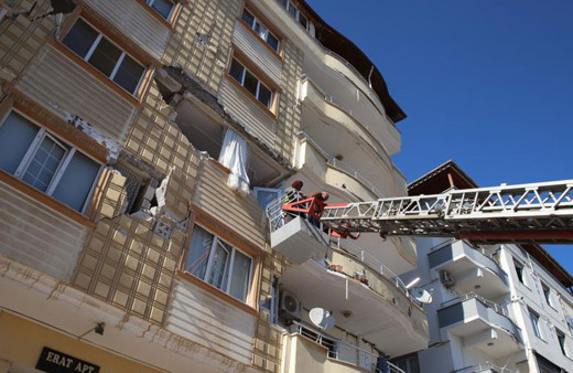 Komşusunun kiraladığı vinçle ağır hasarlı evine girdi inemeyince...