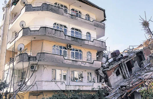 Hatay'da saksı bile düşmeyen binanın sırrı! Yanındaki üzerine devrildi