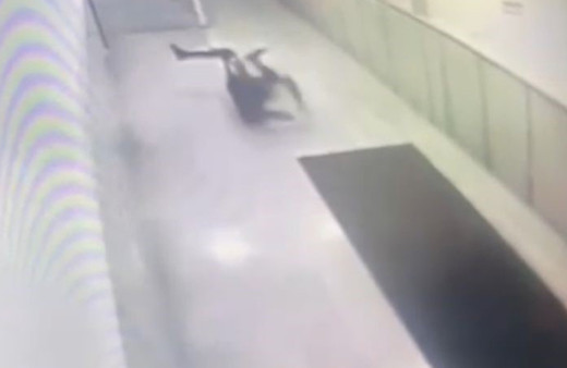 Depremden kaçarken kalça kemiğini kırdı! Korku dolu anlar kamerada