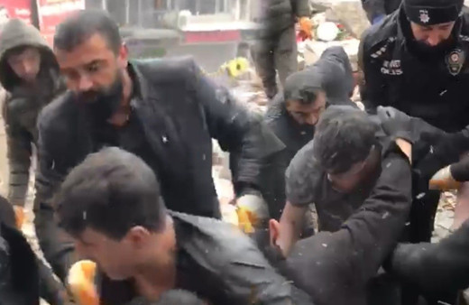 Sosyal medyadan yardım isteyen genç enkaz altından böyle kurtarıldı