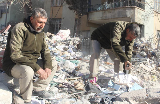 Çalışmalar bitti ama enkaz başından ayrılmıyor! Acılı baba, eşi ve oğlundan bir iz arıyor