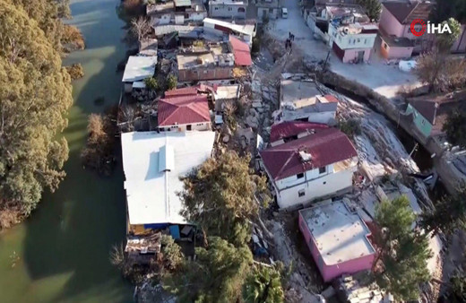 Hatay'da fay hattının geçtiği köy ikiye bölündü! Evler yerin dibine çöktü
