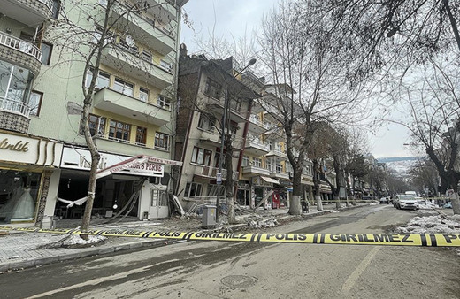 Malatya'da korkutan deprem! Bina öne doğru yattı, cadde trafiğe kapatıldı