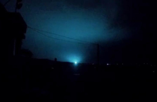 Depremde geceyi 'mavi ışıklar' aydınlattı! 9 kez göründü peş peşe patladı: O anlar kamerada!