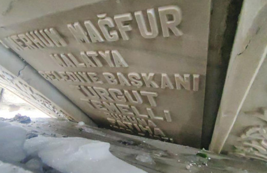 Deprem 250 yıllık tarihi mezarlığı vurdu! Osmanlı dönemine ait mezar taşları kırıldı