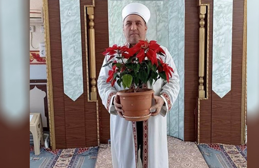 İmam 'en yüksek fiyatı veren alır' deyip açık artırmada sattı, çiçeğin parasını bağışladı