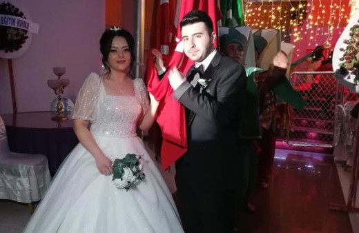 Düğünde takılan paraları depremzedeler için bağışladılar