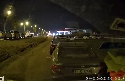 Hatay'daki deprem araç kamerasına yansıdı