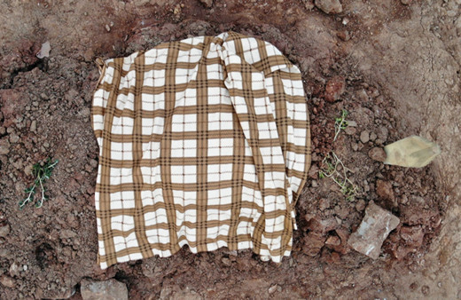 Günün kahreden fotoğrafları! Depremde ölenlerin mezarlarına astılar